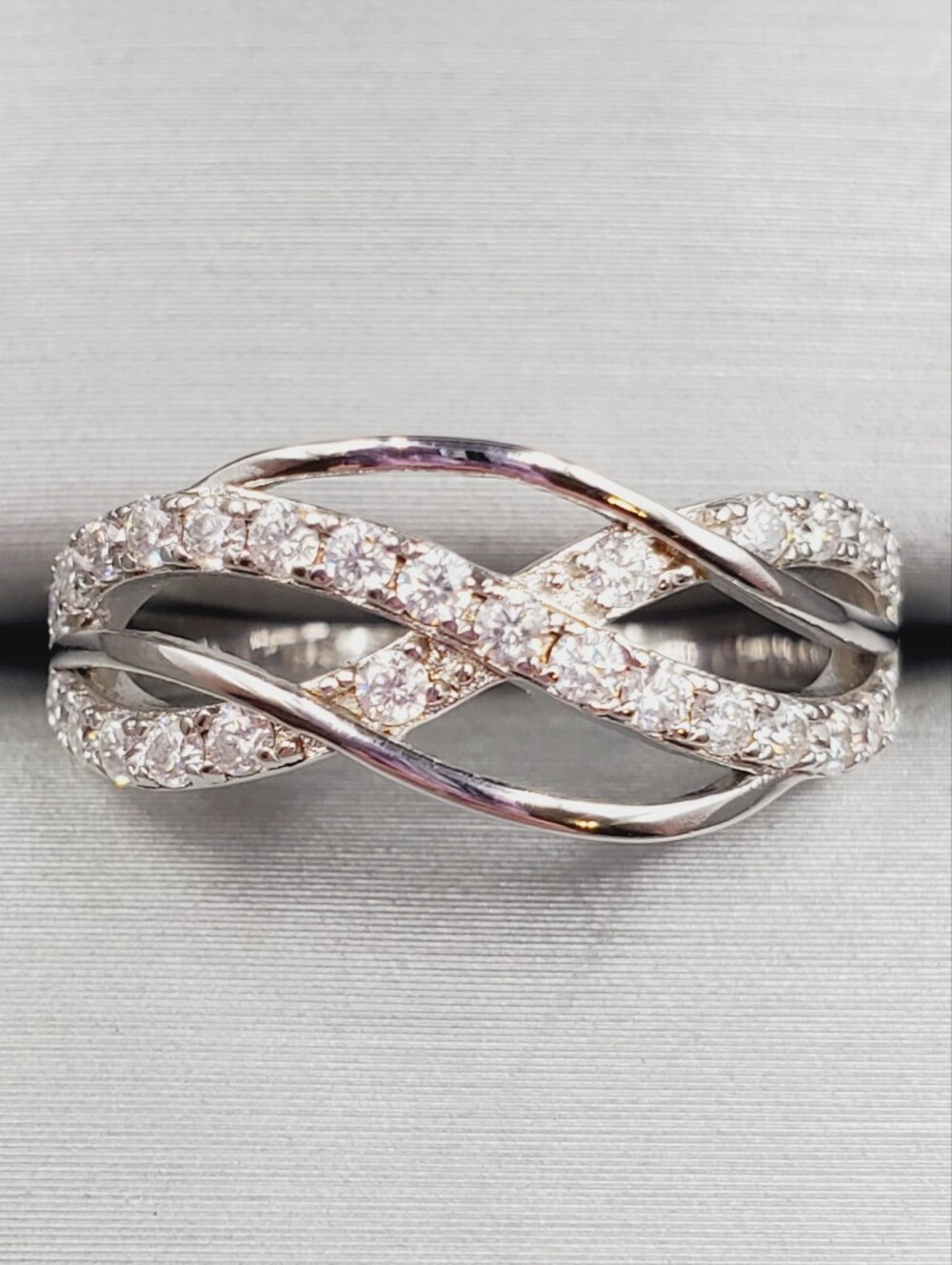 Round Cut Moissanite 925 Sterling Silver Infinity Twist Crossover Ring